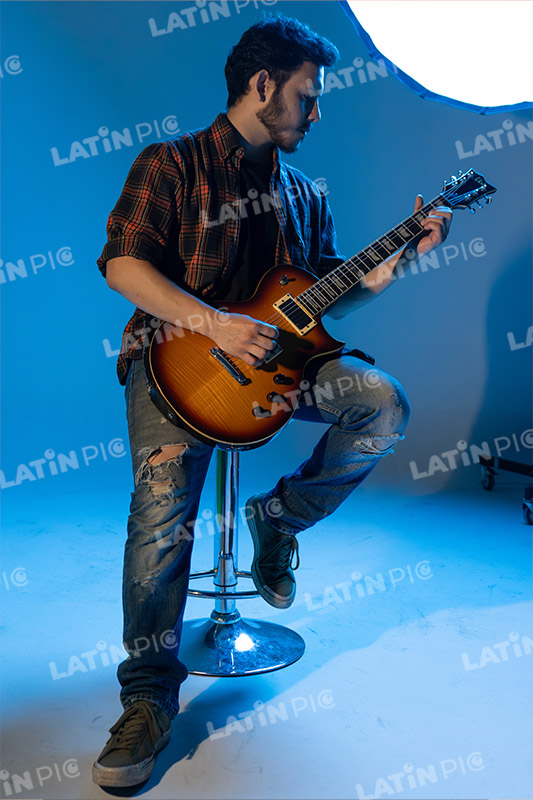 musico-guitarrista-guitarra-electrica-1