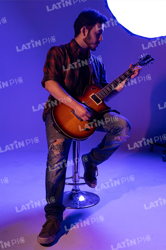 musico-guitarrista-guitarra-electrica-2