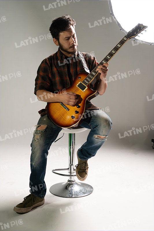 musico-guitarrista-guitarra-electrica-3