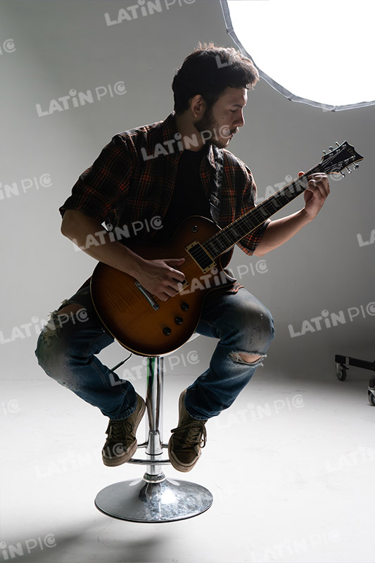 musico-guitarrista-guitarra-electrica-4