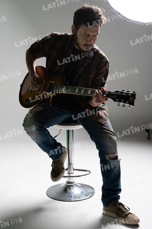 musico-guitarrista-guitarra-electrica-5