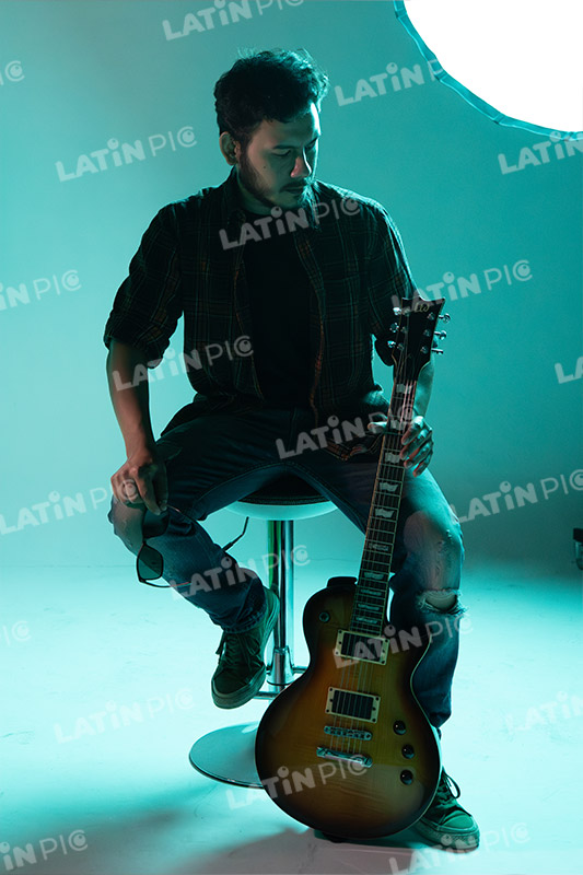 musico-guitarrista-guitarra-electrica-6