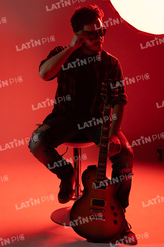 musico-guitarrista-guitarra-electrica-9