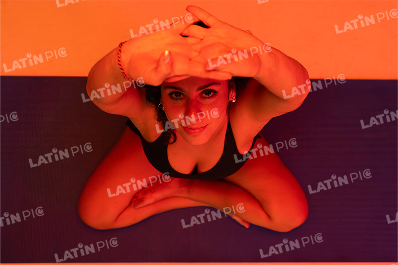 yoga-mujer-ropa-negra-1
