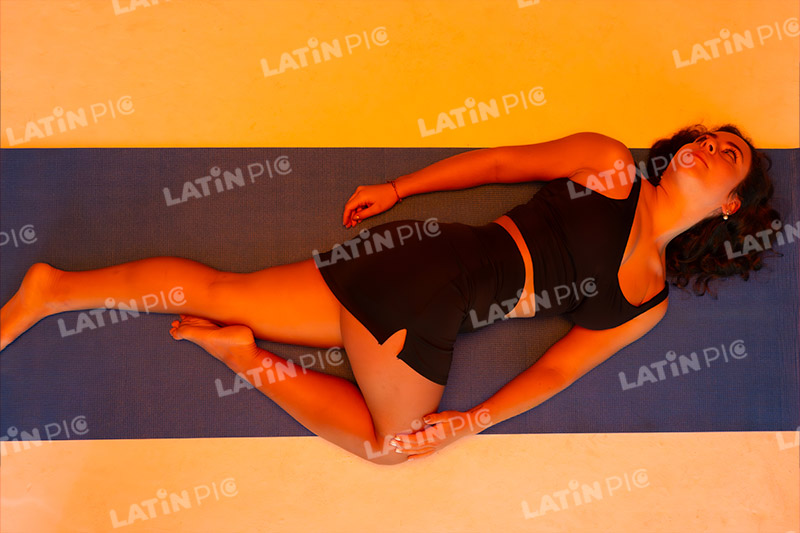 yoga-mujer-ropa-negra-10