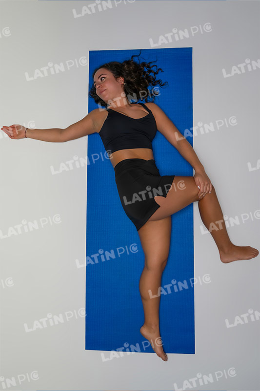 yoga-mujer-ropa-negra-15