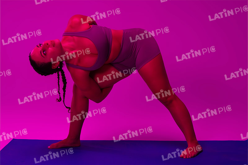 yoga-mujer-traje-lila-1