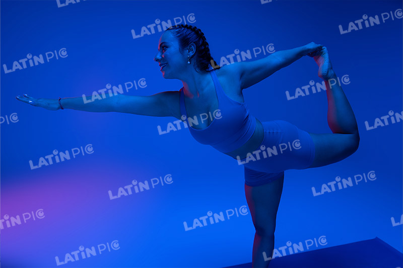 yoga-mujer-traje-azul-17