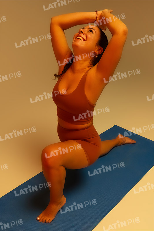 yoga-mujer-traje-naranja-23