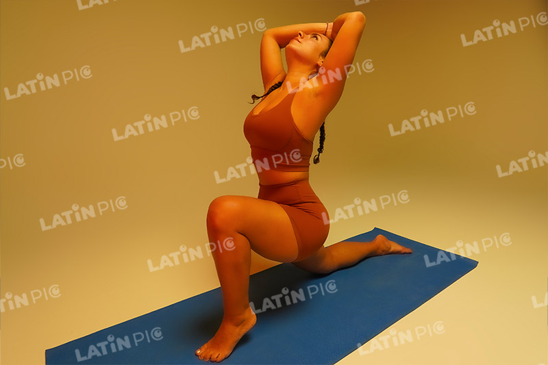 yoga-mujer-traje-naranja-24