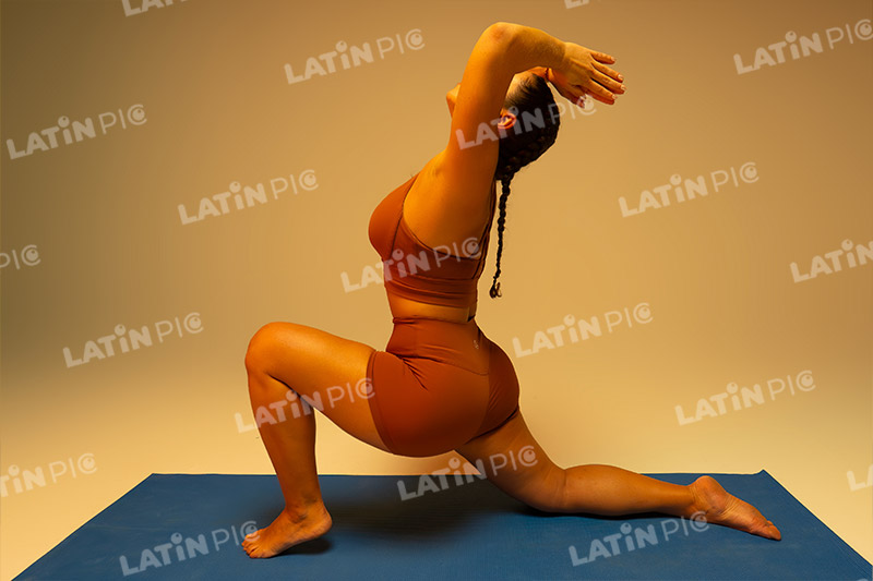 yoga-mujer-traje-naranja-25