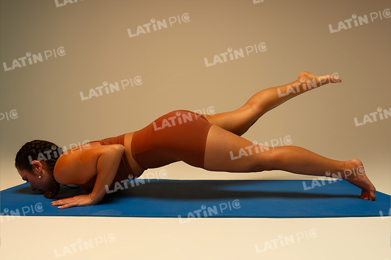 yoga-mujer-traje-naranja-28