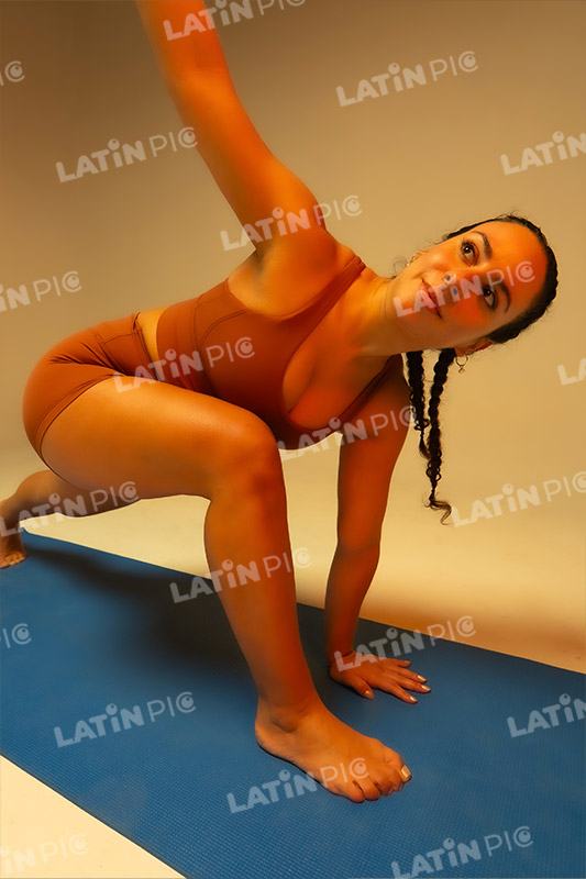 yoga-mujer-traje-naranja-29