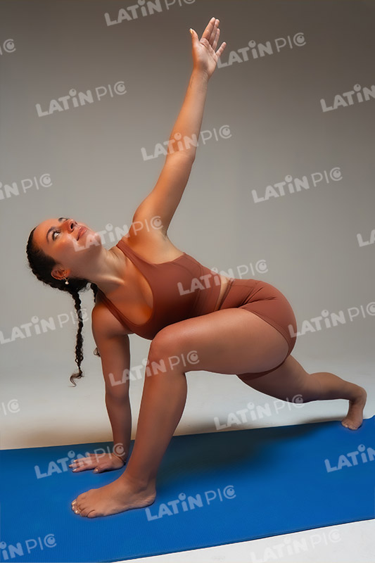 yoga-mujer-traje-32