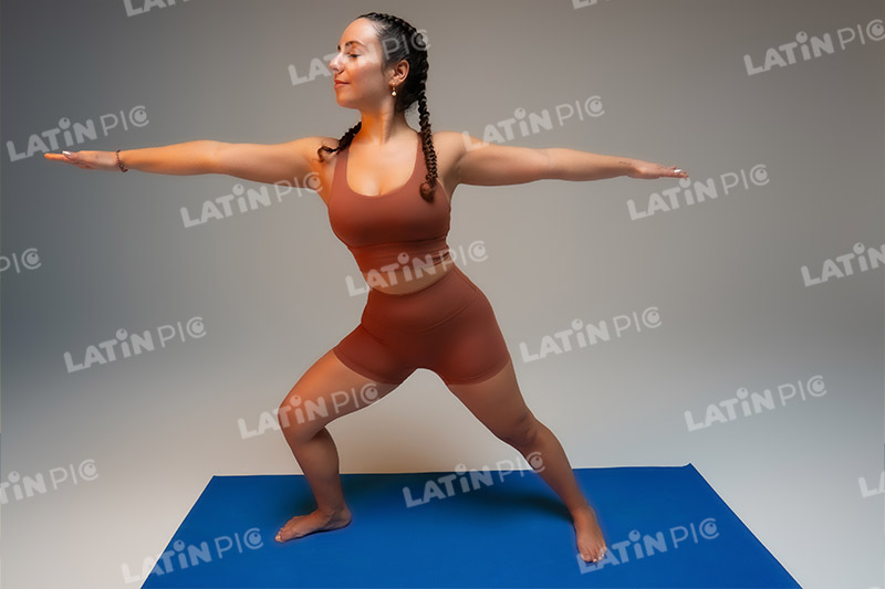 yoga-mujer-traje-33