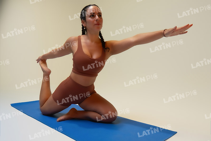 yoga-mujer-traje-35