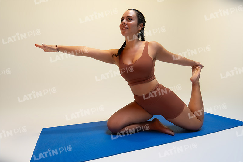 yoga-mujer-traje-36