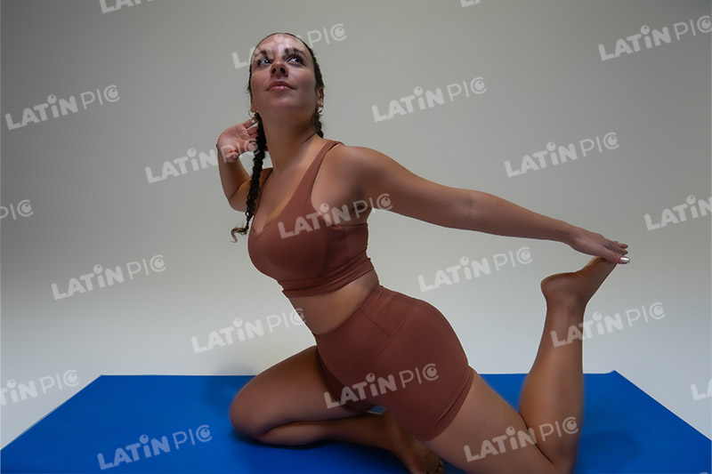 yoga-mujer-traje-37
