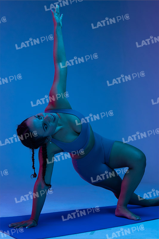 yoga-mujer-traje-azul-4