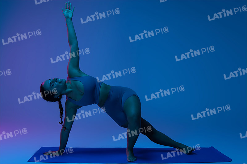 yoga-mujer-traje-azul-5