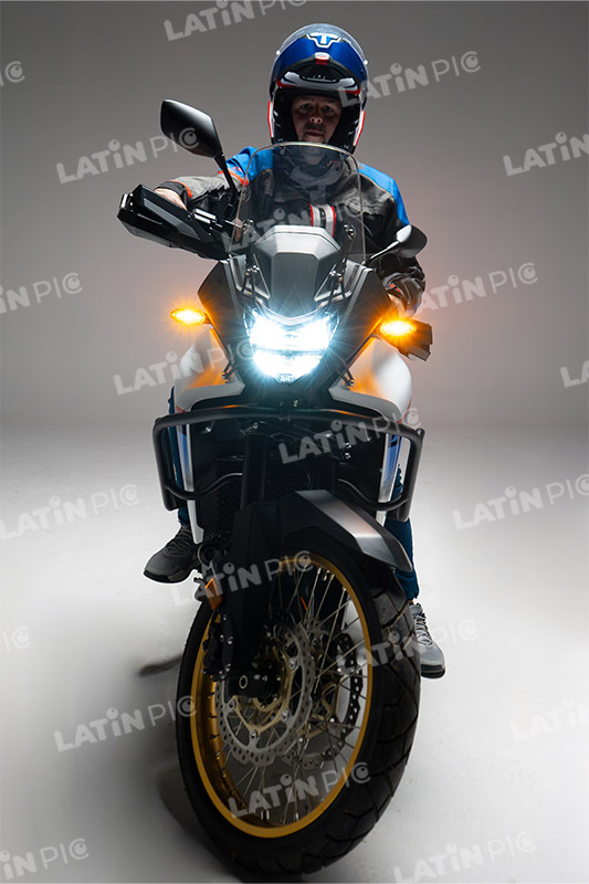 motocicleta-piloto-hombre-01