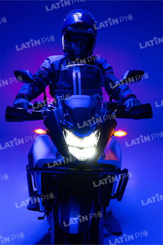 motocicleta-piloto-hombre-02