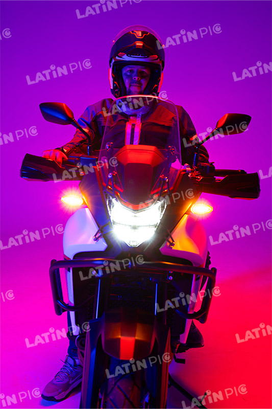 motocicleta-piloto-hombre-03