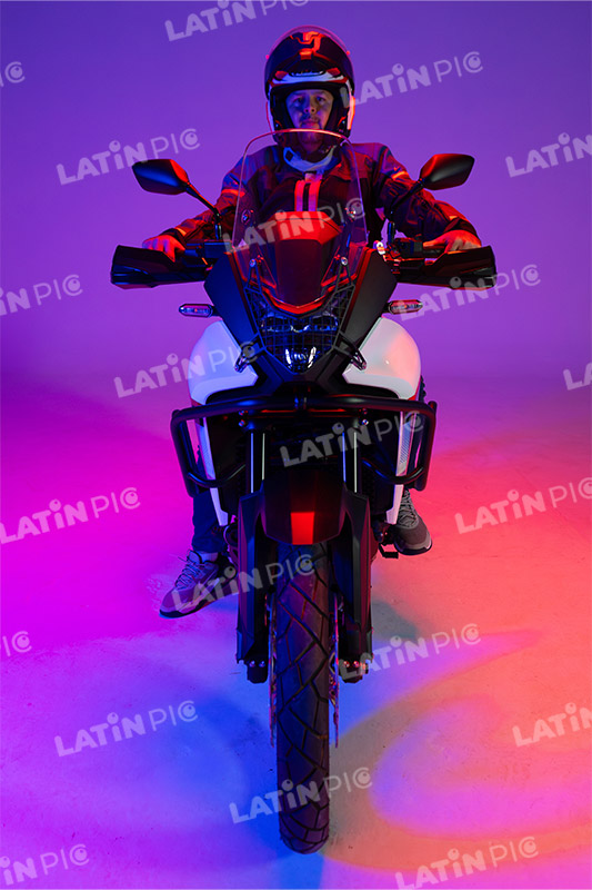 motocicleta-piloto-hombre-04