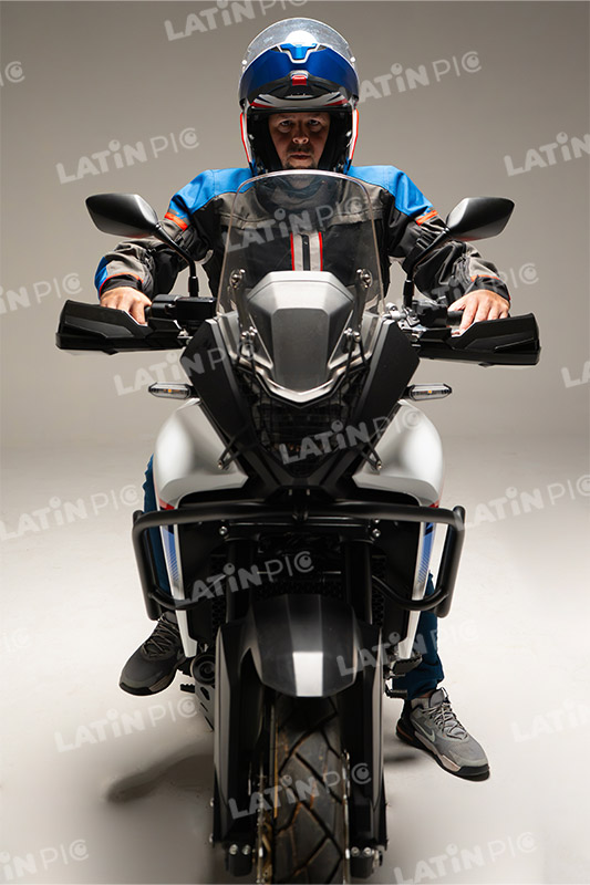 motocicleta-piloto-hombre-05