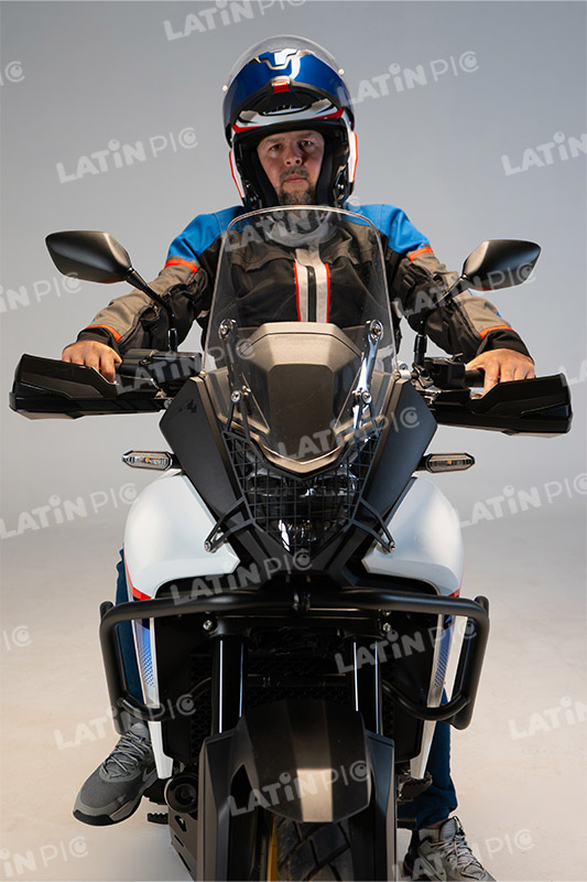 motocicleta-piloto-hombre-06