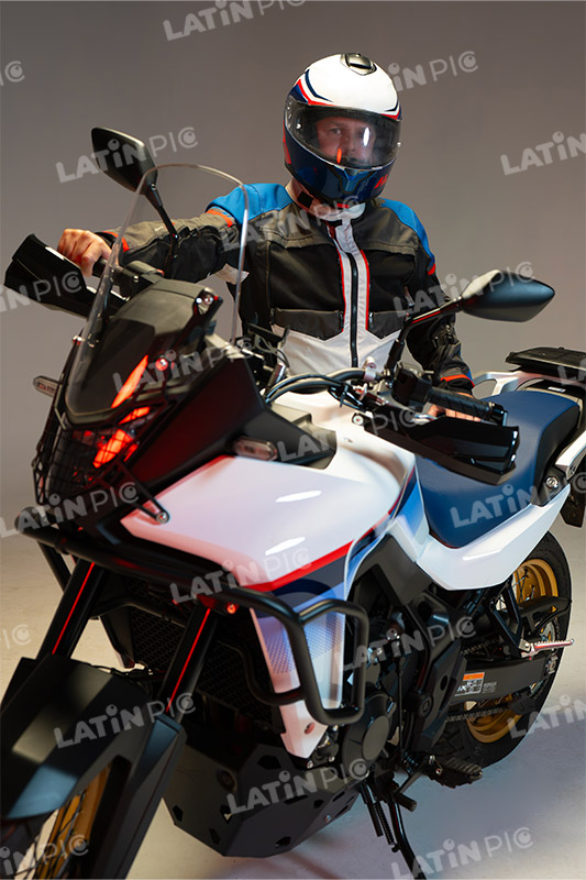 motocicleta-piloto-hombre-07