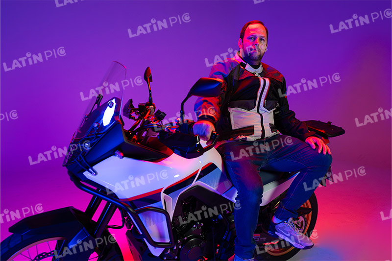 motocicleta-piloto-hombre-08