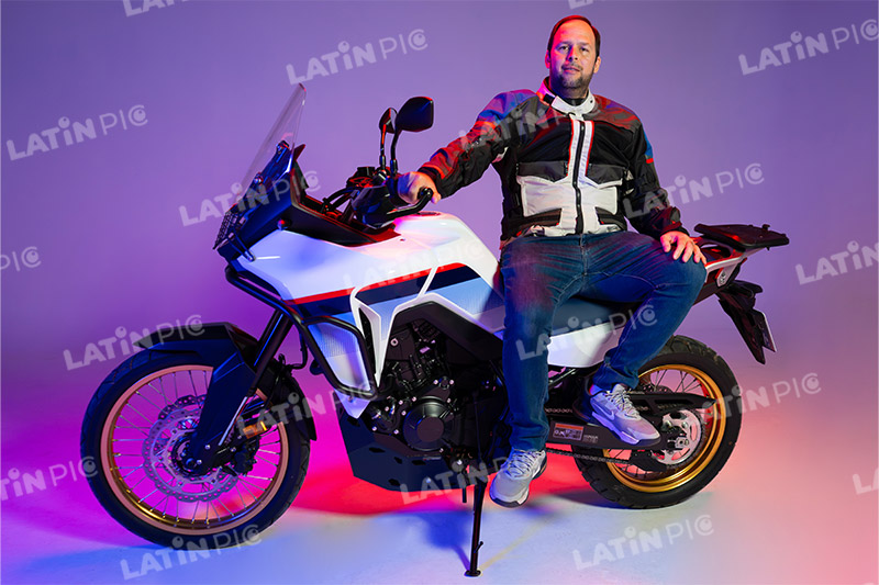 motocicleta-piloto-hombre-09