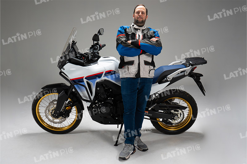 motocicleta-piloto-hombre-12