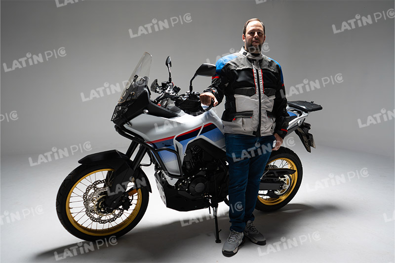 motocicleta-piloto-hombre-13