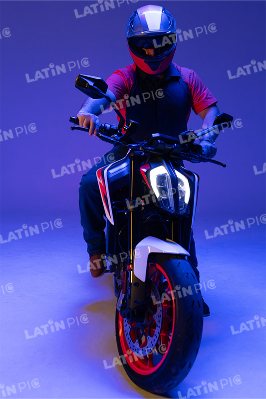 motocicleta-piloto-hombre-casco-14