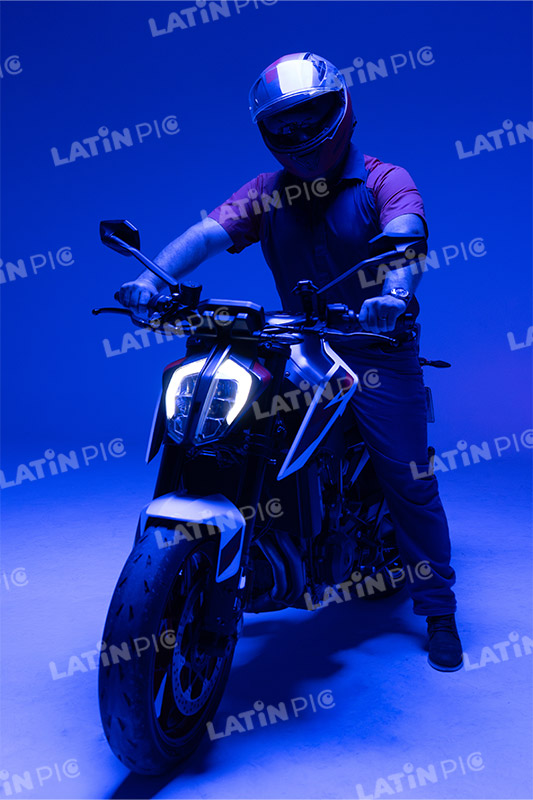 motocicleta-piloto-hombre-casco-15