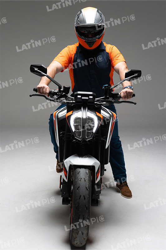 motocicleta-piloto-hombre-casco-16