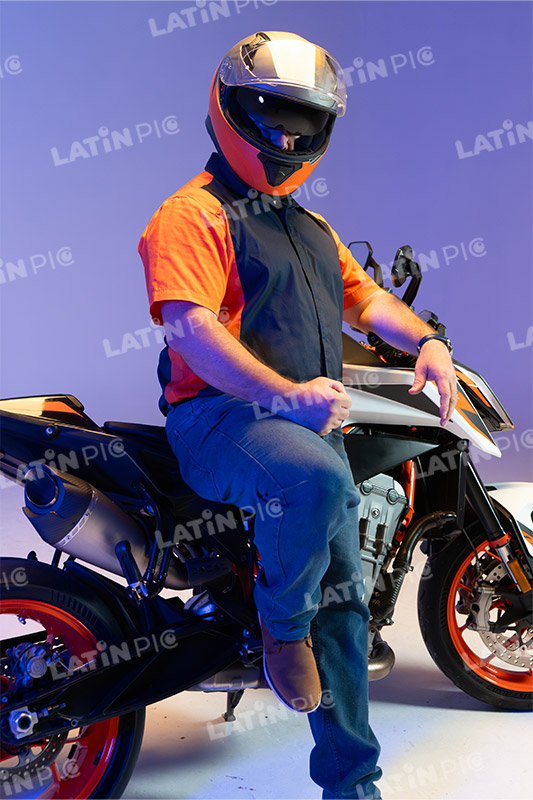 motocicleta-piloto-hombre-casco-17