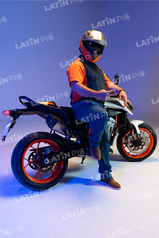 motocicleta-piloto-hombre-casco-18
