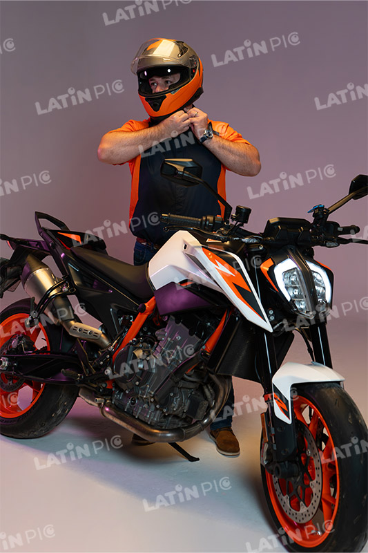 motocicleta-piloto-hombre-casco-19