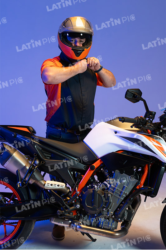 motocicleta-piloto-hombre-casco-20