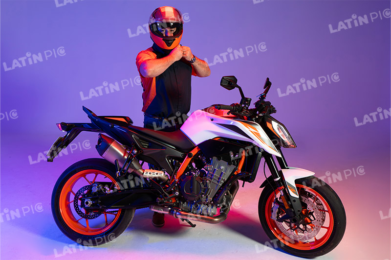 motocicleta-piloto-hombre-casco-21