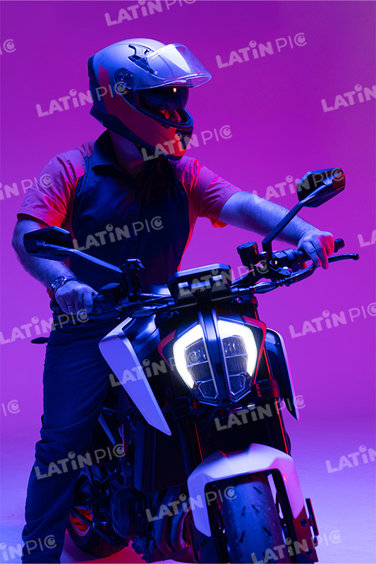 motocicleta-piloto-hombre-casco-24