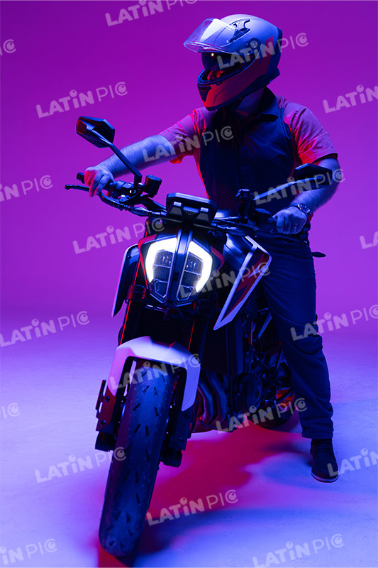 motocicleta-piloto-hombre-casco-25