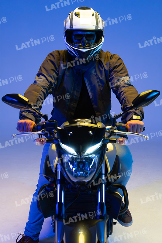 motocicleta-piloto-hombre-casco-26