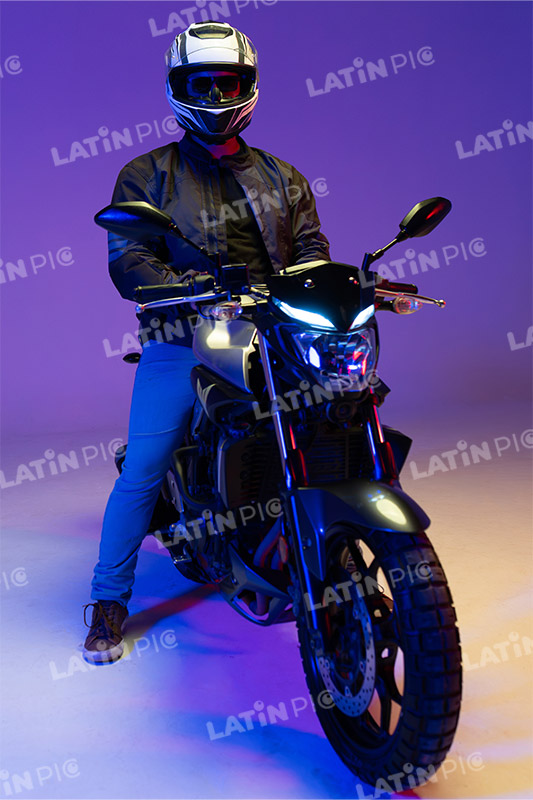 motocicleta-piloto-hombre-casco-27