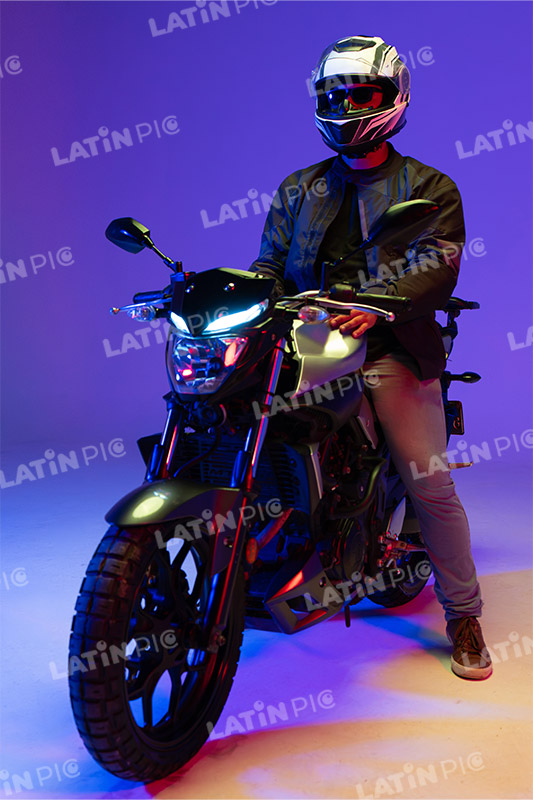 motocicleta-piloto-hombre-casco-28