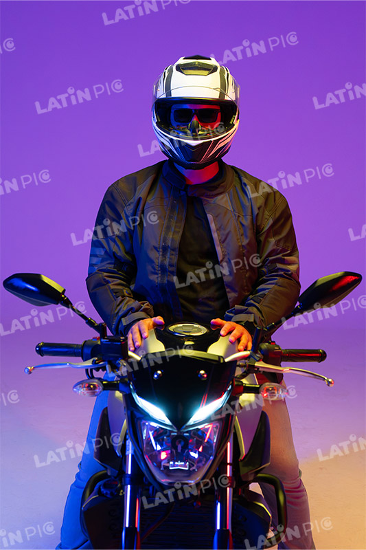 motocicleta-piloto-hombre-casco-30