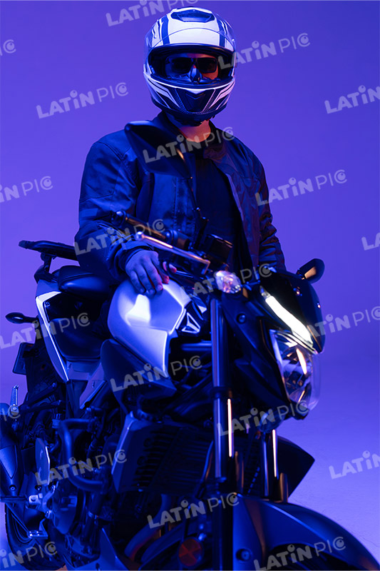 motocicleta-piloto-hombre-casco-31
